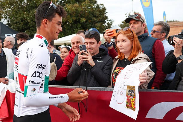 girodociclismo.com.br sera muito divertido mas nos sofreremos isaac del toro fala antes da largada da strade bianche assista o video image