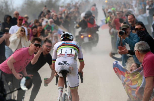 girodociclismo.com.br strade bianche 2026 lista de largada final com as numeracoes dos ciclistas onde assistir ao vivo tadej pogacar e wout van aert image 6