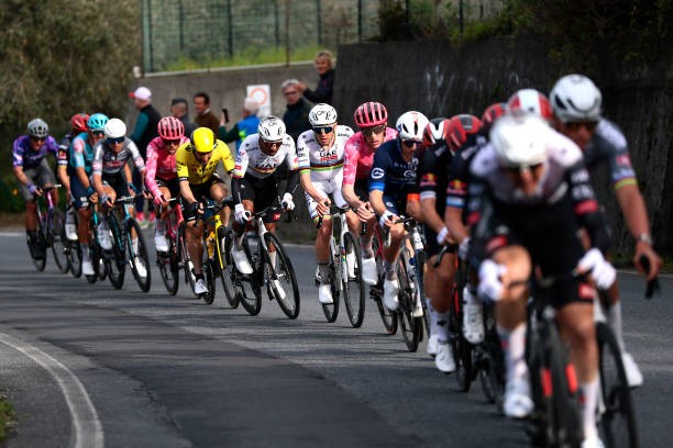 girodociclismo.com.br tadej pogacar analisa os desafios da milan sanremo subimos a 40 kmh e uma corrida assustadora image 1