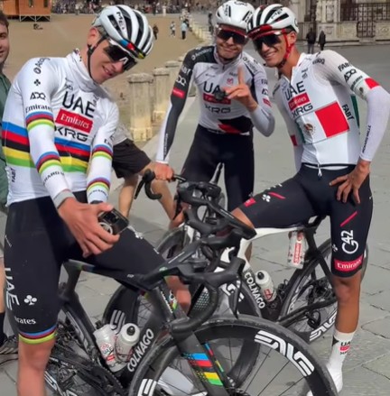 girodociclismo.com.br tadej pogacar da espetaculo em reconhecimento da strade bianche ciclista empina a bicicleta em iconico setor assista o video image 2