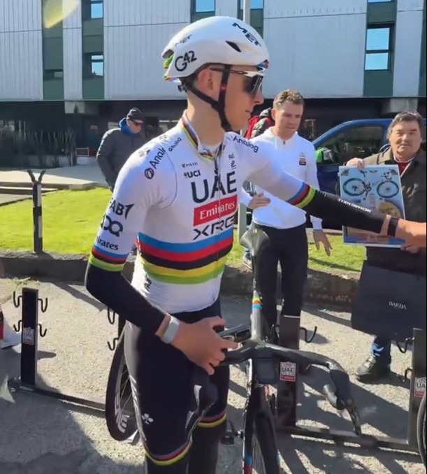 girodociclismo.com.br tadej pogacar e flagrado acelerando forte em subida da milan sanremo encontramos com ele 4 vezes revela ciclista da lidl trek assista o video image 1
