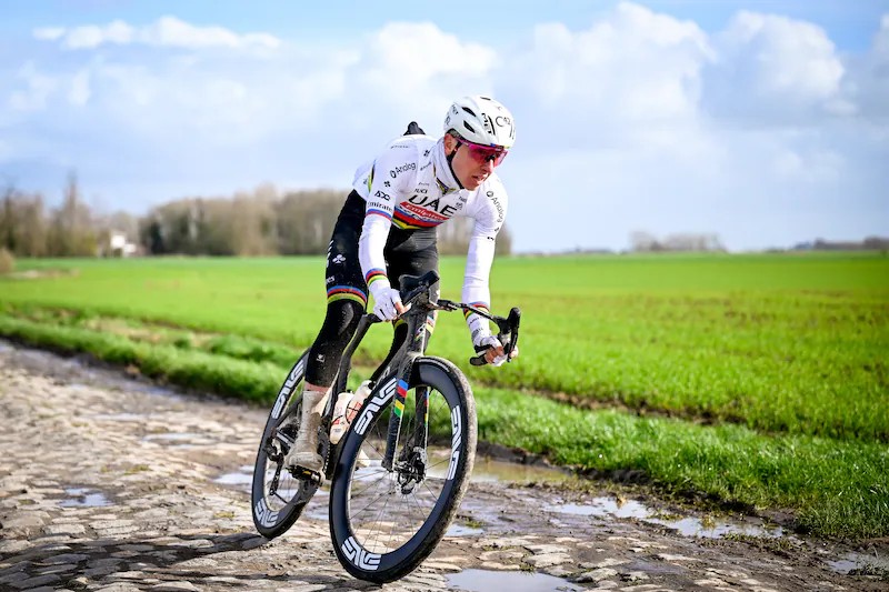 girodociclismo.com.br tadej pogacar e flagrado em treino nos paralelepipedos da paris roubaix confira as imagens image 1