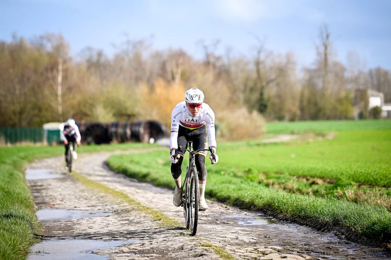 girodociclismo.com.br tadej pogacar e flagrado em treino nos paralelepipedos da paris roubaix confira as imagens image 2