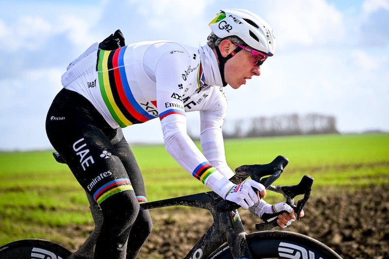 girodociclismo.com.br tadej pogacar e flagrado em treino nos paralelepipedos da paris roubaix confira as imagens image 5
