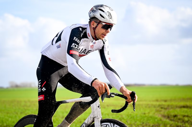 girodociclismo.com.br tadej pogacar e flagrado em treino nos paralelepipedos da paris roubaix confira as imagens image 6
