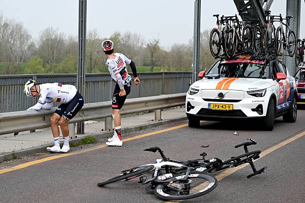 girodociclismo.com.br tadej pogacar perde um dos principais gregarios na milan sanremo ciclista sofre queda e abandona prova image 2