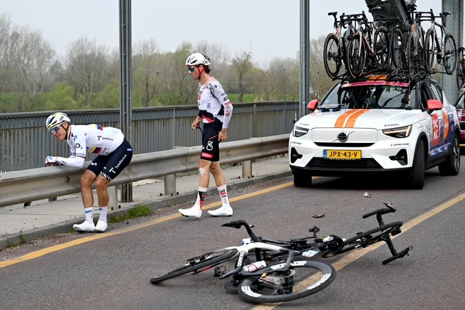 girodociclismo.com.br tadej pogacar perde um dos principais gregarios na milan sanremo ciclista sofre queda e abandona prova image