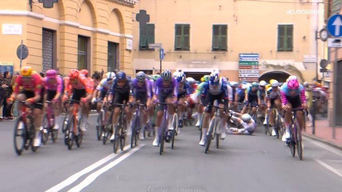 girodociclismo.com.br tadej pogacar sofre forte queda na milan sanremo proximo ao ponto decisivo assista o video image 1