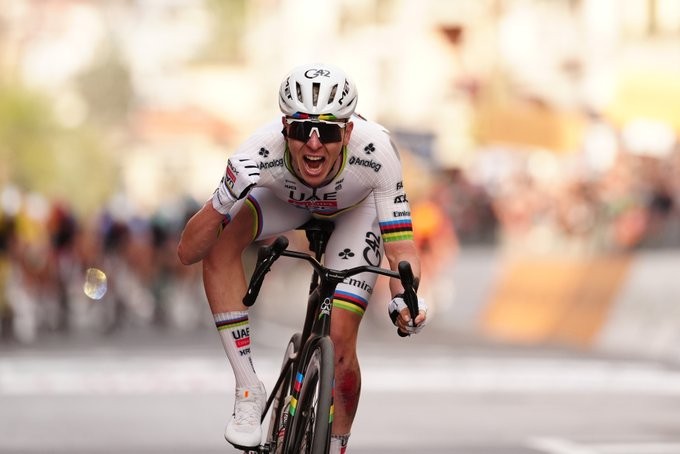 girodociclismo.com.br tadej pogacar supera queda e vence a milan sanremo 2026 esloveno da show na italia confira os resultados e a chegada image 2