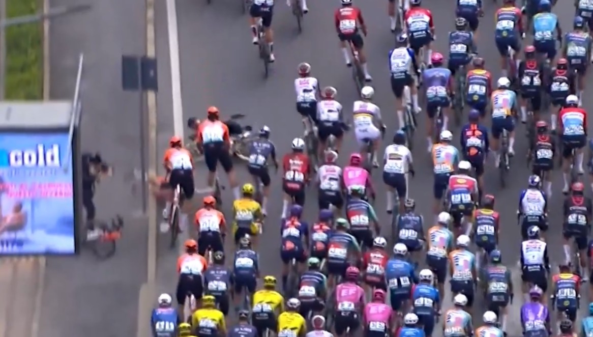 girodociclismo.com.br tadej pogacar supera queda e vence a milan sanremo 2026 esloveno da show na italia confira os resultados e a chegada image 3