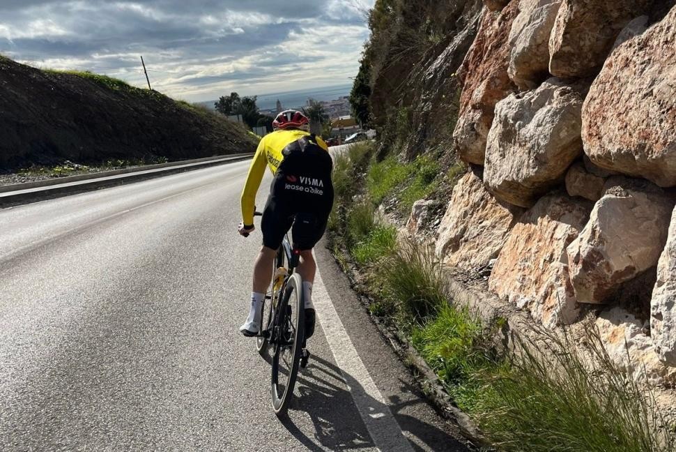 girodociclismo.com.br tadej pogacar treina com camisa diferente para evitar fas eles perdem tempo para conhece lo e ele ja esta longe diz agente image