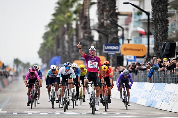 girodociclismo.com.br tirreno adriatico 2026 mathieu van der poel vence 4a etapa giulio pellizzari assume a lideranca assista a chegada image 8