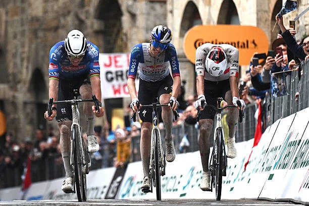 girodociclismo.com.br tirreno adriatico 2026 mathieu van der poel vence a 2a etapa isaac del toro assume a lideranca confira os resultados e a chegada image 5
