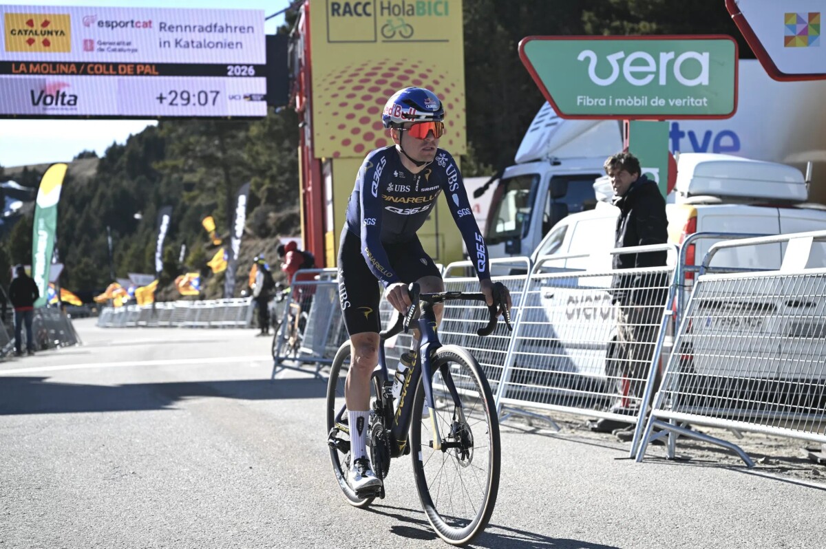 girodociclismo.com.br tom pidcock abandona a volta a catalunya apos queda com possiveis lesoes osseas e ligamentares image