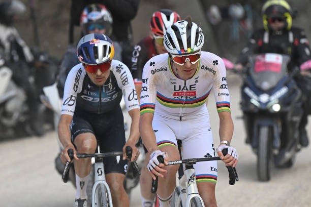 girodociclismo.com.br tom pidcock foi o 1o a atacar vamos tentar de novo treinador do britanico fala sobre estrategia na strade bianche image 1