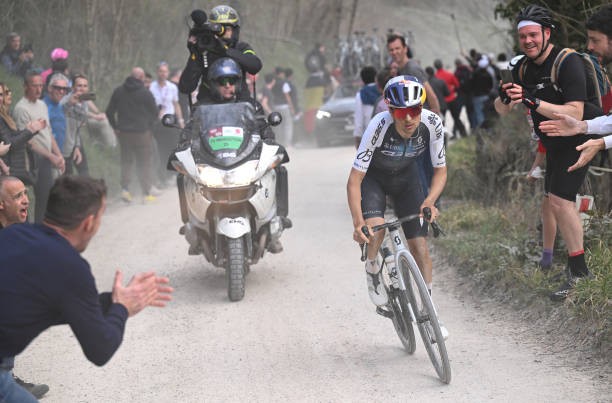 girodociclismo.com.br tom pidcock foi o 1o a atacar vamos tentar de novo treinador do britanico fala sobre estrategia na strade bianche image 2