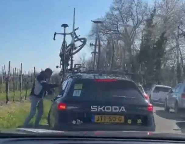 girodociclismo.com.br torcedores tentam agredir e roubar bicicletas da visma lease a bike durante competicao equipe emite nota assista o video image 1