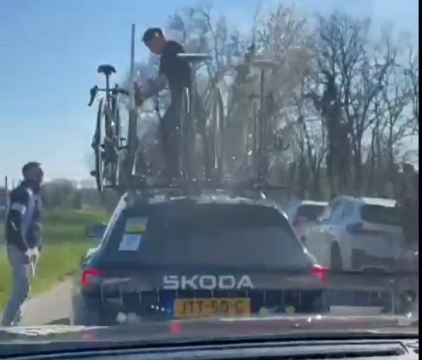girodociclismo.com.br torcedores tentam agredir e roubar bicicletas da visma lease a bike durante competicao equipe emite nota assista o video image