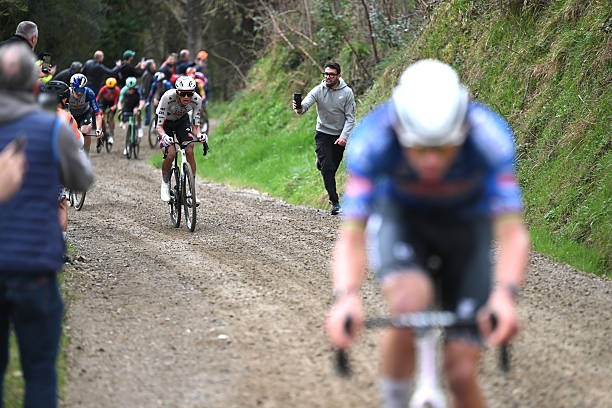 girodociclismo.com.br trio protagonista cruza a linha de chegada exausto na 2a etapa da tirreno adriatico image 2