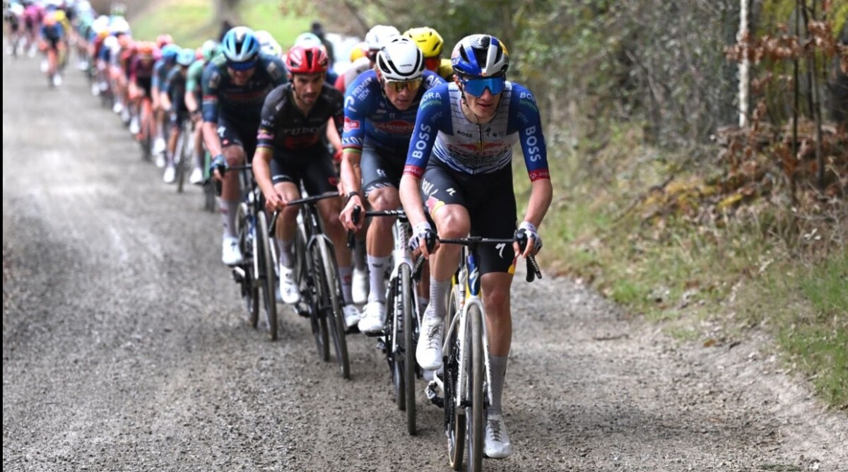 girodociclismo.com.br trio protagonista cruza a linha de chegada exausto na 2a etapa da tirreno adriatico image