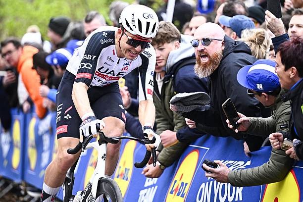 girodociclismo.com.br uae emirates xrg anuncia escalacao para a dwars door vlaanderen com lideranca de florian vermeersch image 1