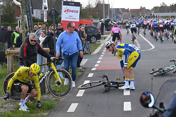 girodociclismo.com.br visma lease a bike e soudal quick step perdem importantes gregarios apos quedas image 1