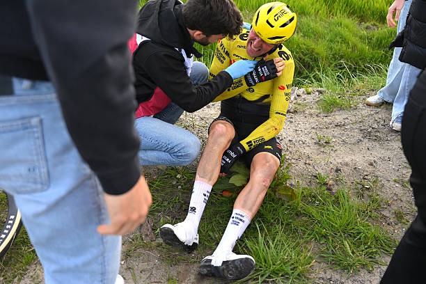 girodociclismo.com.br visma lease a bike e soudal quick step perdem importantes gregarios apos quedas image