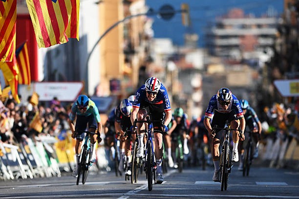 girodociclismo.com.br volta a catalunya 2026 vence a 1a etapa e assume a lideranca confira os resultados e a chegada image 10