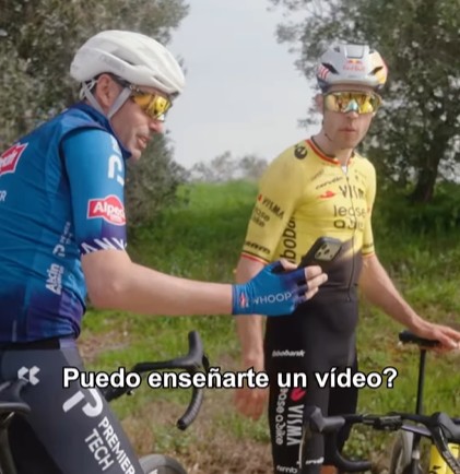Wout van Aert reage à fã em treino da Strade Bianche "se estivesse com outra camisa, seria mais rápido", assista o vídeo 2 girodociclismo.com.br wout van aert reage a fa em treino na strade bianche se estivesse com uma camisa diferente seria mais rapido image 1