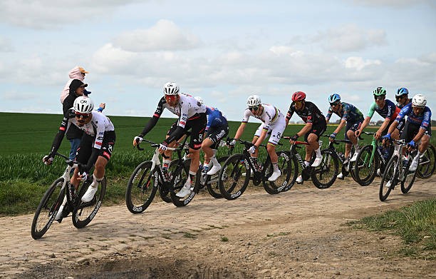 "Acho que Tadej Pogacar disputou o sprint com o pneu furado" António Morgado analisa a Paris-Roubaix revela ter sofrido 5 furos de pneus 4 girodociclismo.com.br acho que tadej pogacar disputou o sprint com o pneu furado antonio morgado analisa a paris roubaix e faz revelacoes image 3