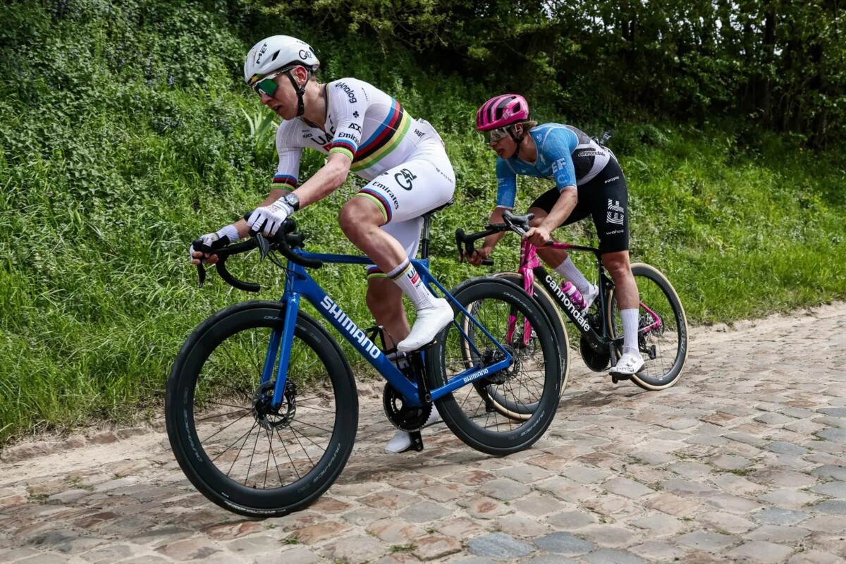 girodociclismo.com.br ciclista do worldtour acusa tadej pogacar de ser favorecido as motos formaram uma barreira ele estava a 15kmh a mais image 1
