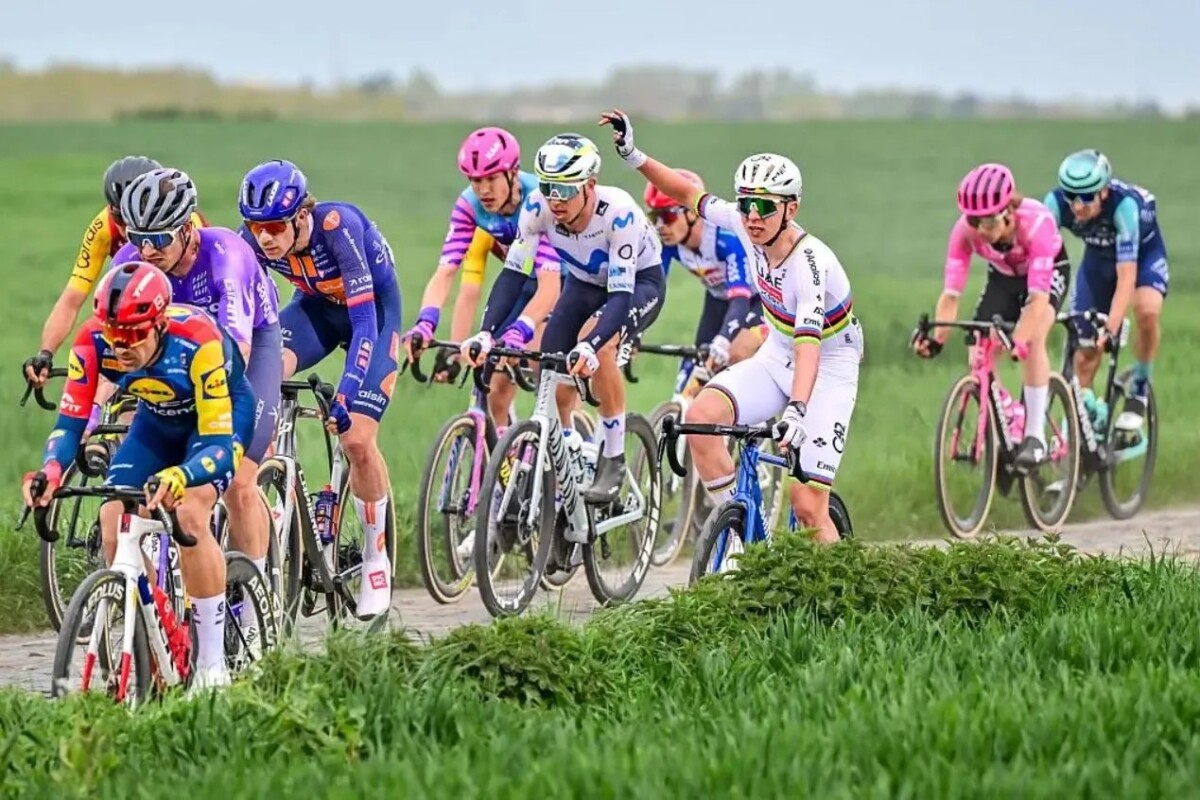 girodociclismo.com.br ciclista do worldtour acusa tadej pogacar de ser favorecido as motos formaram uma barreira ele estava a 15kmh a mais image 3