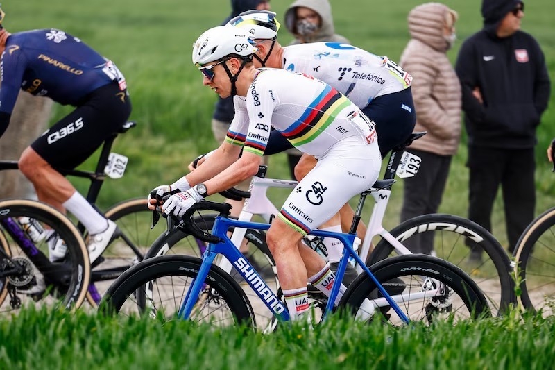 girodociclismo.com.br ciclista do worldtour acusa tadej pogacar de ser favorecido as motos formaram uma barreira ele estava a 15kmh a mais image 4
