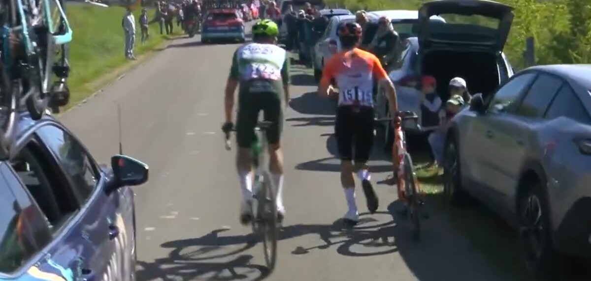 girodociclismo.com.br ciclista do worldtour e flagrado correndo e empurrando a bicicleta durante a fleche wallone assista o inusitado video image 1