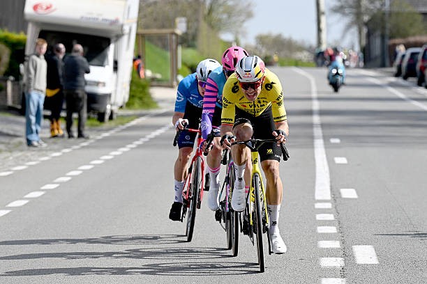 girodociclismo.com.br dwars door vlaanderen wout van aert bate na trave apos ataque final e valoriza desempenho image