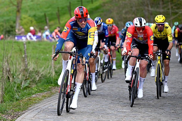 girodociclismo.com.br filippo ganna bate wout van aert e vence edicao brutal da dwars door vlaanderen confira os resultados e a chegada image 1