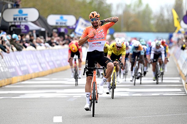 girodociclismo.com.br filippo ganna bate wout van aert e vence edicao brutal da dwars door vlaanderen confira os resultados e a chegada image 6