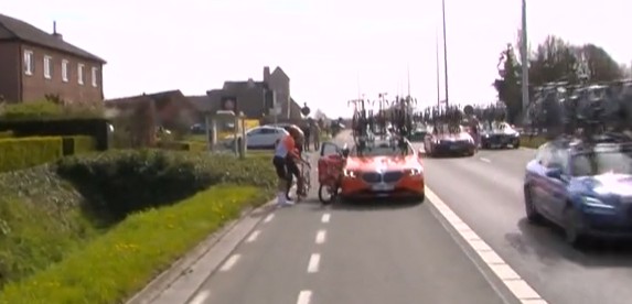 girodociclismo.com.br filippo ganna da detalhes da vitoria apos 2 trocas de bicicleta quebrei a roda e guidao e precisamos mudar os planos image 1