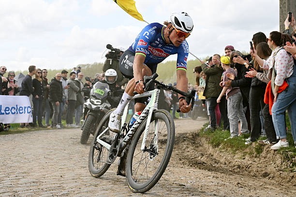 girodociclismo.com.br finalmente alguem derrotou pogacar isso e emocionante johan bruyneel analisa a derrota de tadej pogacar assista o video image 2