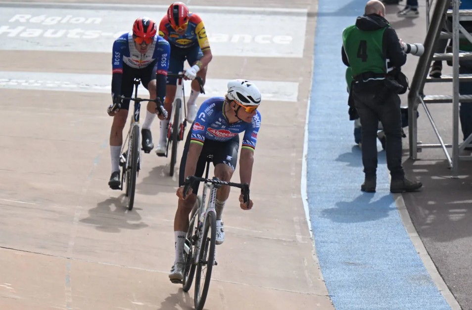 girodociclismo.com.br foi uma grande burrice da minha parte diretor da alpecin fala sobre fracasso de mathieu van der poel na paris roubaix image 1