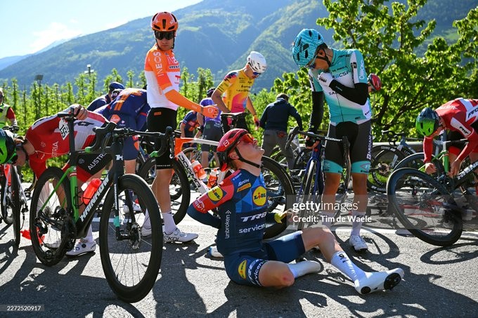 girodociclismo.com.br grande queda na 3a etapa no tour dos alpes interrompe a prova 6 ciclistas abandonam a prova image 2