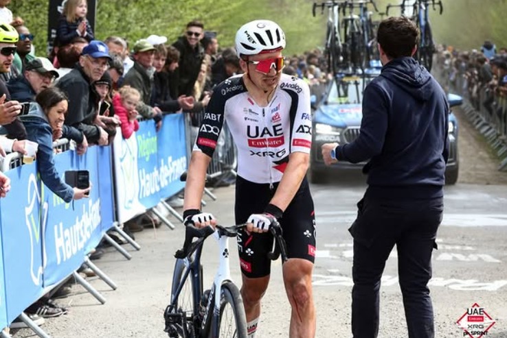 Principal gregário de Tadej Pogacar sofreu forte queda na Paris-Roubaix, vídeo registra o dramático momento; assista 1 girodociclismo.com.br gregario de tadej pogacar sofreu forte queda na paris roubaix image 1