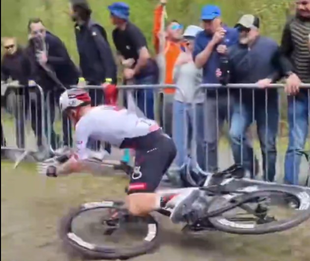 Principal gregário de Tadej Pogacar sofreu forte queda na Paris-Roubaix, vídeo registra o dramático momento; assista 2 girodociclismo.com.br gregario de tadej pogacar sofreu forte queda na paris roubaix image