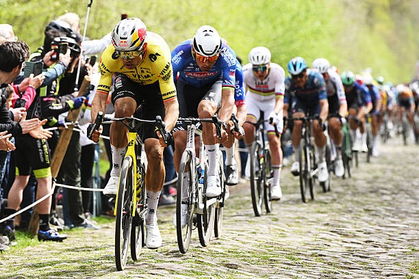 girodociclismo.com.br gregario tadej pogacar revela detalhes do fracasso da uae emirates na paris roubaix acabou virando uma bola de neve assista o video image 2