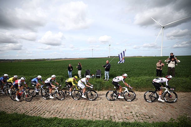 girodociclismo.com.br gregario tadej pogacar revela detalhes do fracasso da uae emirates na paris roubaix acabou virando uma bola de neve assista o video image 4