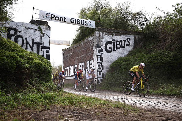 girodociclismo.com.br gregario tadej pogacar revela detalhes do fracasso da uae emirates na paris roubaix acabou virando uma bola de neve assista o video image 5