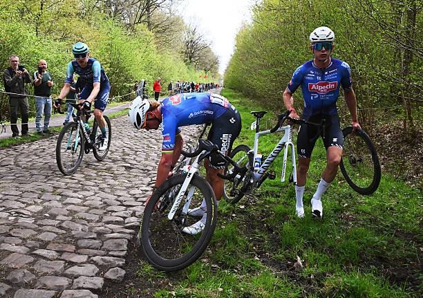 girodociclismo.com.br mathieu van der poel da detalhes azar em arenberg impede feito historico de mathieu van der poel na paris roubaix 2026 image 1