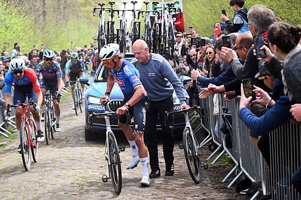 girodociclismo.com.br mathieu van der poel da detalhes azar em arenberg impede feito historico de mathieu van der poel na paris roubaix 2026 image 2