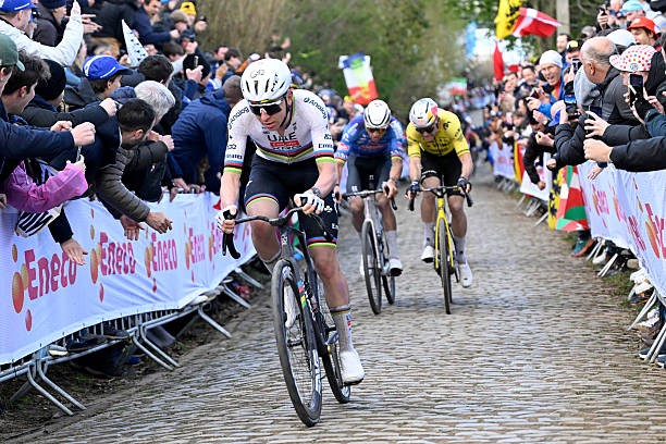 girodociclismo.com.br mathieu van der poel podia estar blefando tadej pogacar da detalhes do duelo final do tour de flandres image 15