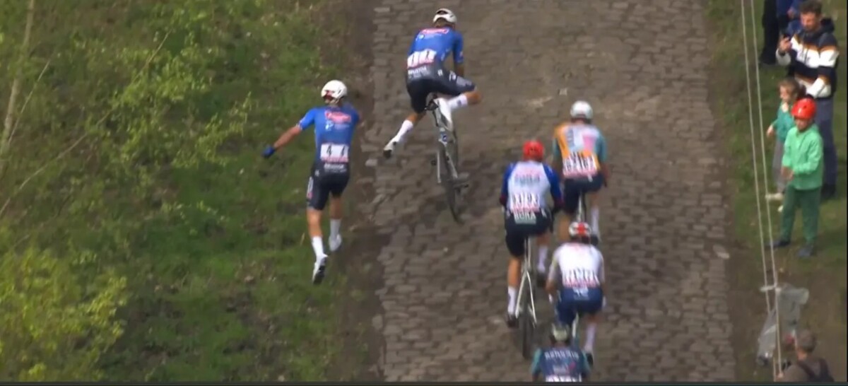 girodociclismo.com.br mathieu van der poel tem pneu furado e pode dar adeus a vitoria na paris roubaix image